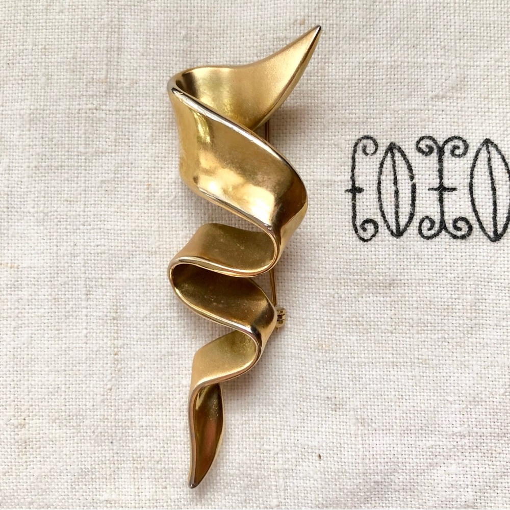 M. Jent vintage gold-tone abstract Ribbon Brooch curving design signed